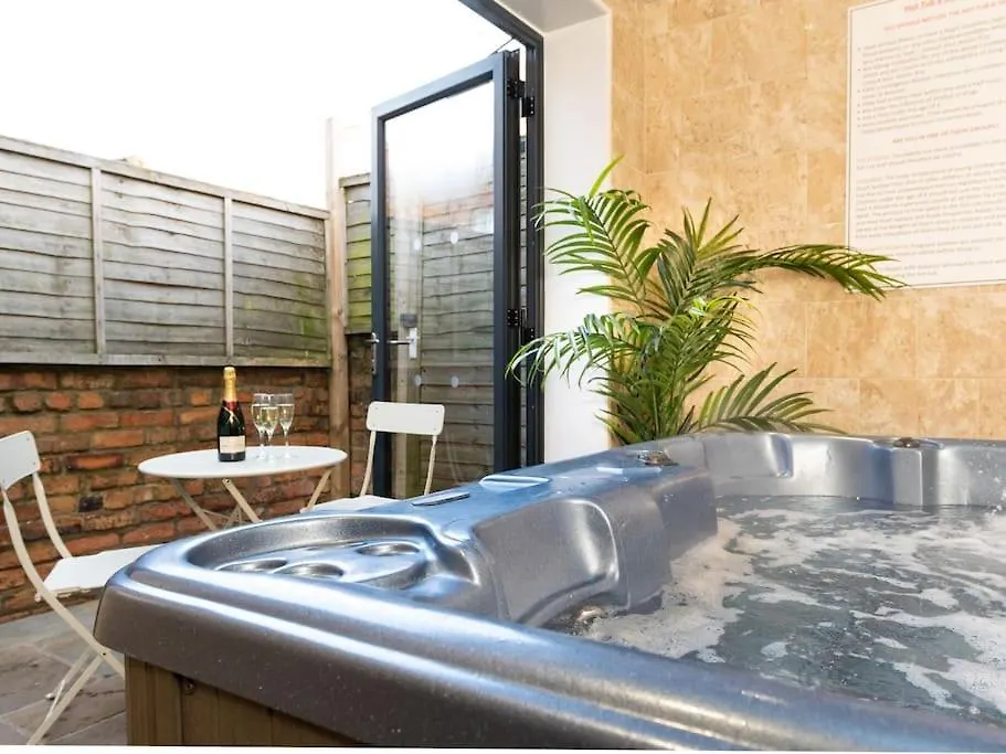 Huge 12 Bedroom Sleep 24 Luxury With 2 Hot Tubs Scarborough