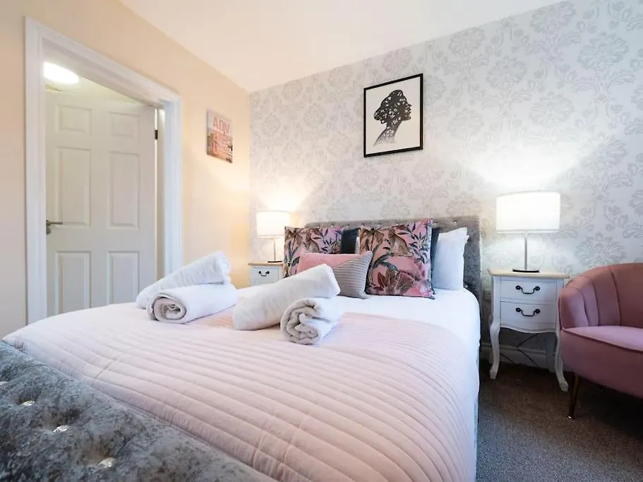 Huge 12 Bedroom Sleep 24 Luxury With 2 Hot Tubs Scarborough